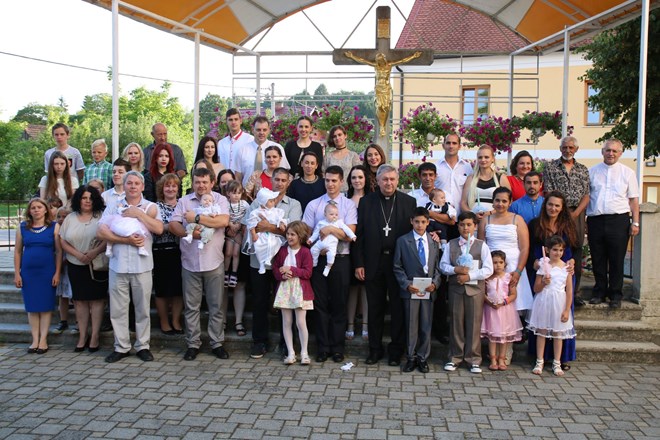 Radosno u Margečanu - biskup Mrzljak krstio čak devetero djece